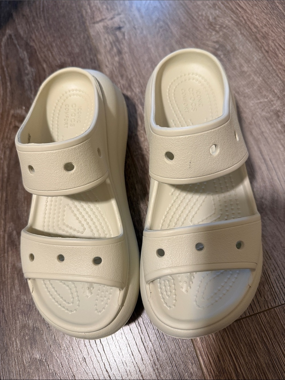 New Crocs White Platform Sandal Size 6!